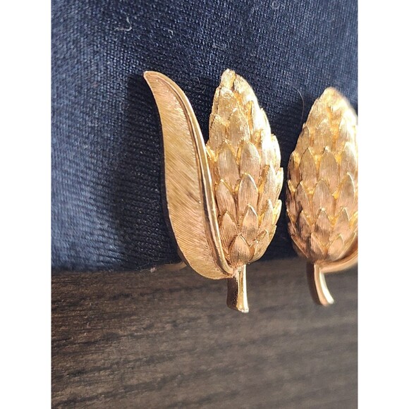 Vintage Signed Crown Trifari Brushed Gold tone Wheat Clip On Earrings Pinecone - Picture 4 of 11
